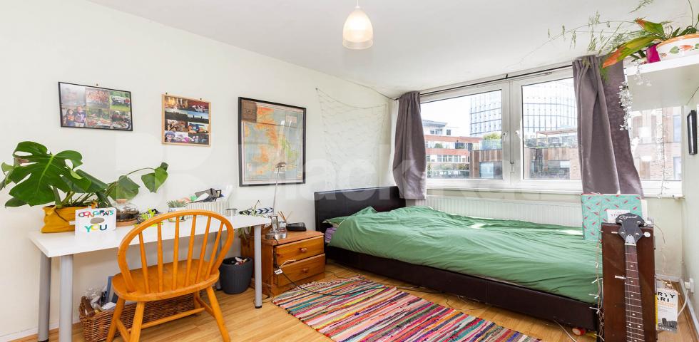 			PERFECT FOR 3 OR 4 SHARERS!, 3 Bedroom, 1 bath, 1 reception Flat			 Banner Street, OLD STREET